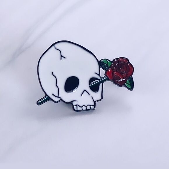 Skull & Rose 🥀 Enamel Pin/ Brooch - Picture 1 of 4